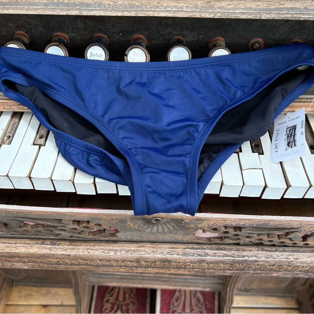 Nike NWT swim bottoms, Large, embroidered swoosh‎
